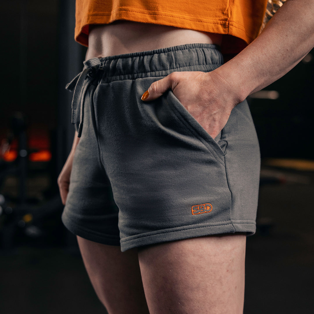 SBD Shorts Forge Grey Dames Limited Edition – grijze damesshort met trekkoord, voorzijde gedragen