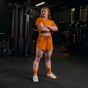 SBD Shorts Forge Orange Dames Limited Edition – oranje damesshort gedragen met de Forge crop top
