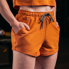 SBD Shorts Forge Orange Dames Limited Edition – detail van de tailleband en zijzak van de oranje short