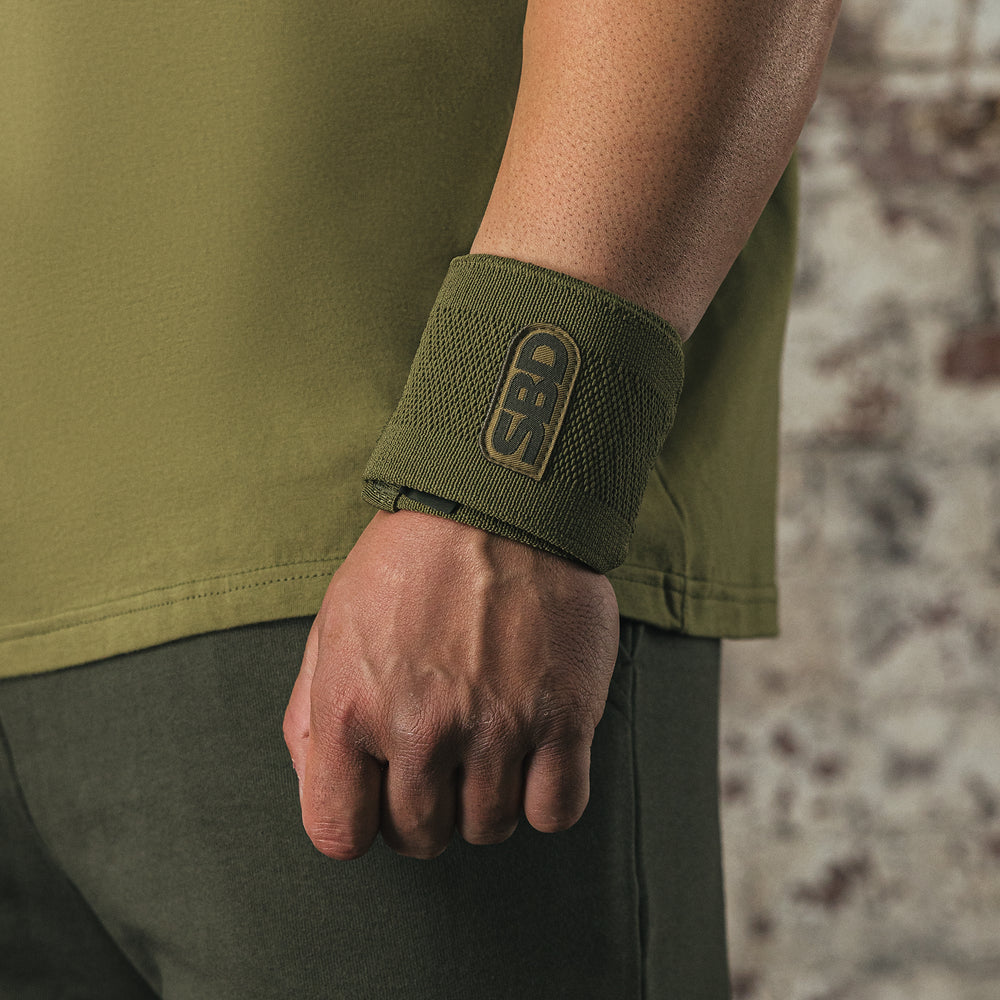 SBD Wrist Wraps - Resolve Limited Edition – detail van de Flexible wrap rond de pols van een man