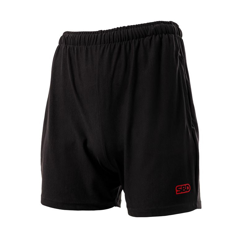 SBD Training Shorts Classic voor heren – zwarte trainingsshort met rood logo op witte achtergrond