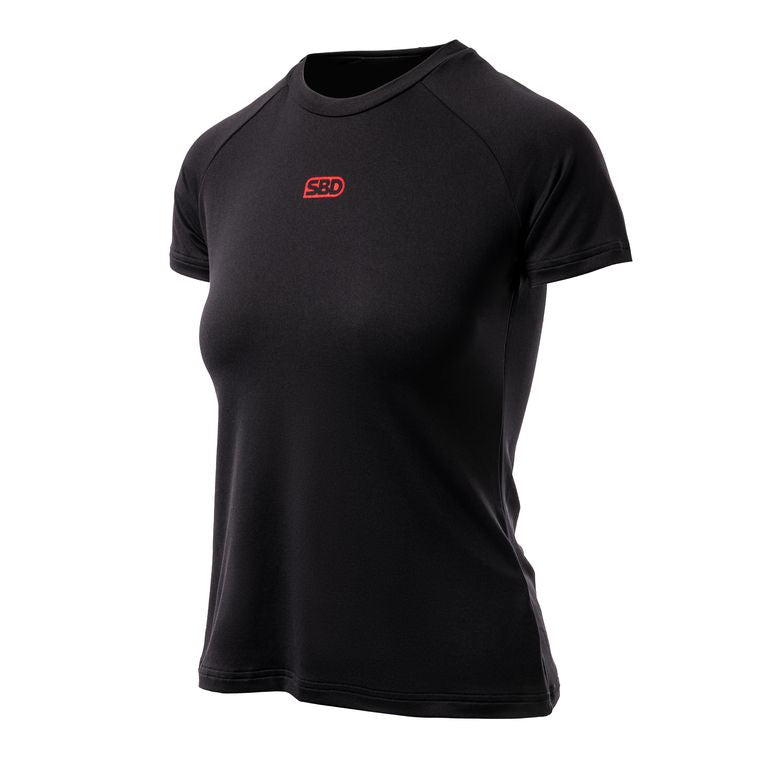 SBD Training T-Shirt Classic voor dames – zwart damesmodel met klein rood borstlogo op witte achtergrond