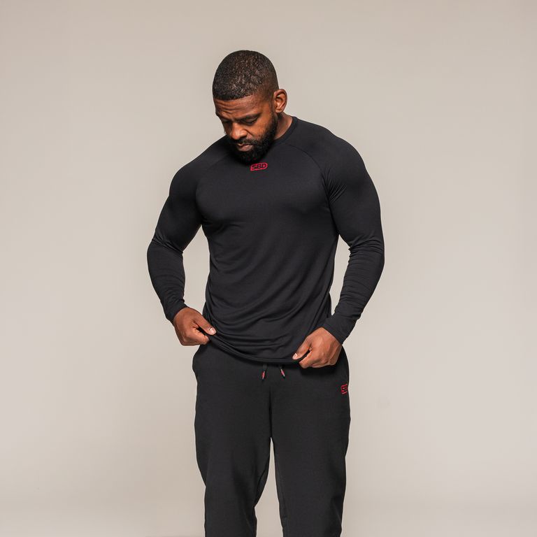 SBD Long Sleeve Training T-Shirt Classic voor heren – shirt gedragen, detail van de pasvorm bij de taille