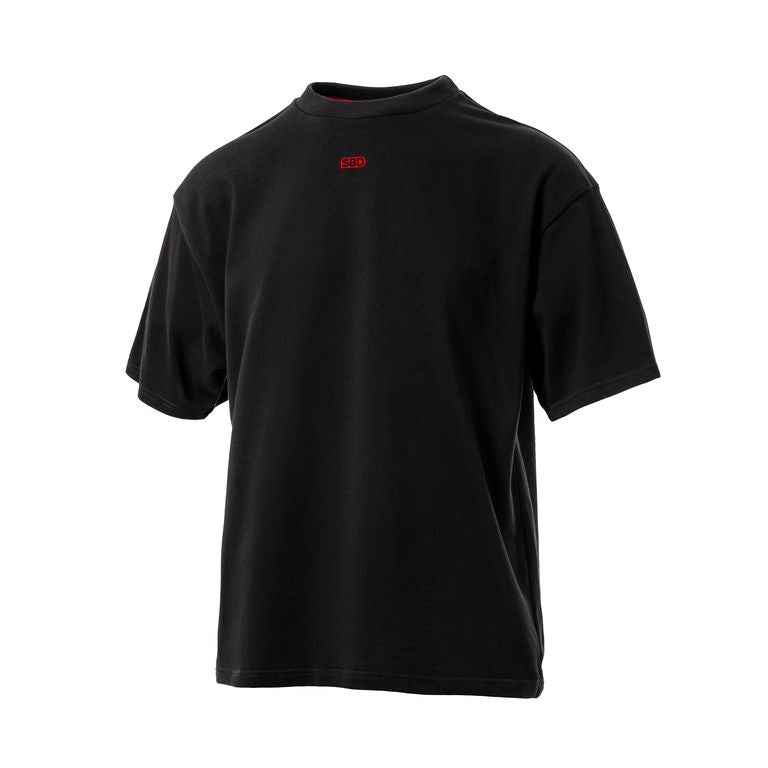 SBD Oversized T-Shirt Classic – zwart oversized shirt met klein rood logo op witte achtergrond
