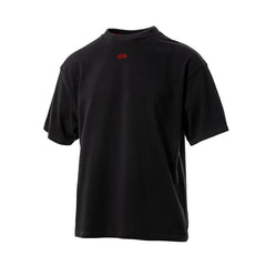 SBD Oversized T-Shirt Classic – zwart oversized shirt met klein rood logo op witte achtergrond
