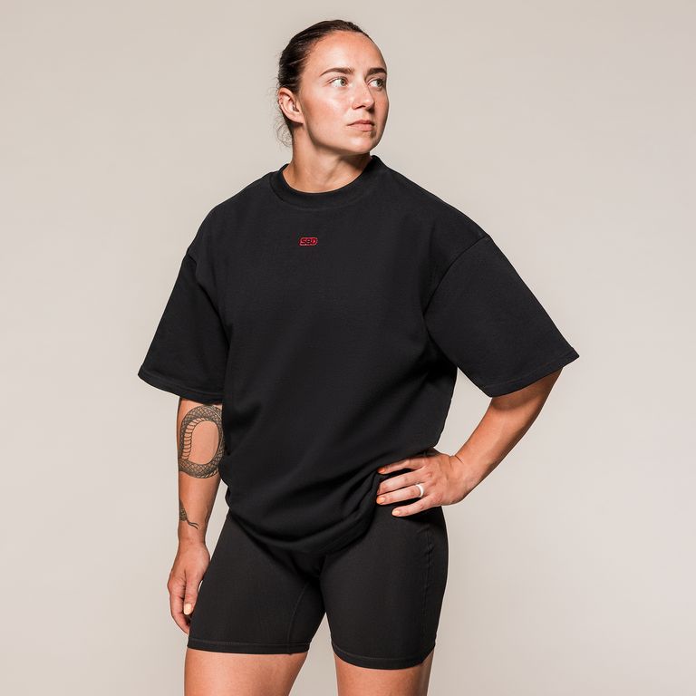 SBD Oversized T-Shirt Classic – zwart oversized shirt gedragen door een vrouw, voorzijde