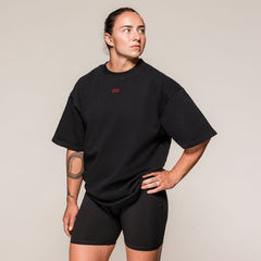 SBD Oversized T-Shirt Classic – zwart oversized shirt gedragen door een vrouw, voorzijde