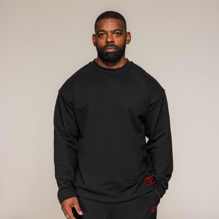 SBD Sweatshirt Classic – zwart sweatshirt gedragen door een man, voorzijde