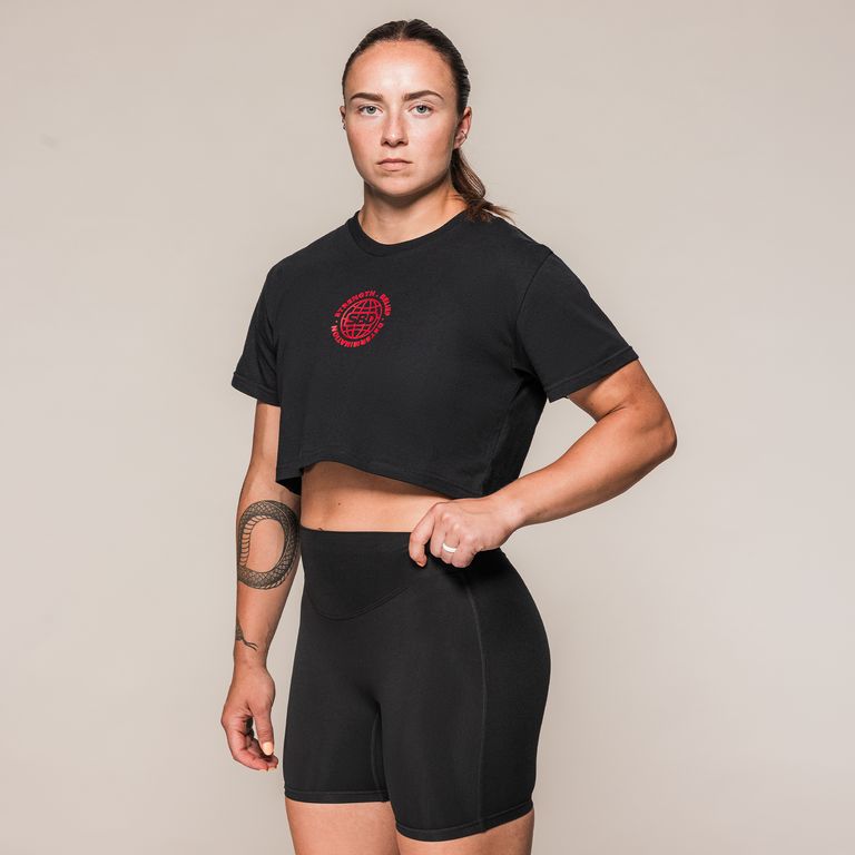SBD Boxy Fit Crop Top Classic voor dames – zwarte crop top met rode ronde borstprint, gedragen