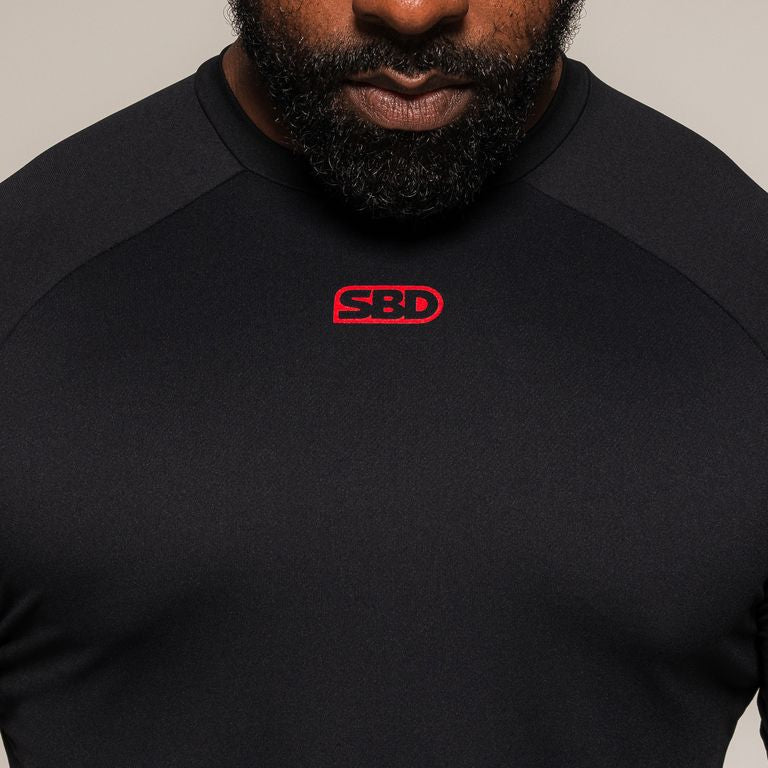 SBD Long Sleeve Training T-Shirt Classic voor heren – detail van het kleine rode borstlogo