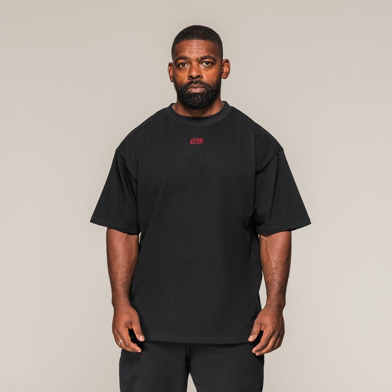 SBD Oversized T-Shirt Classic – zwart oversized shirt gedragen door een man, voorzijde