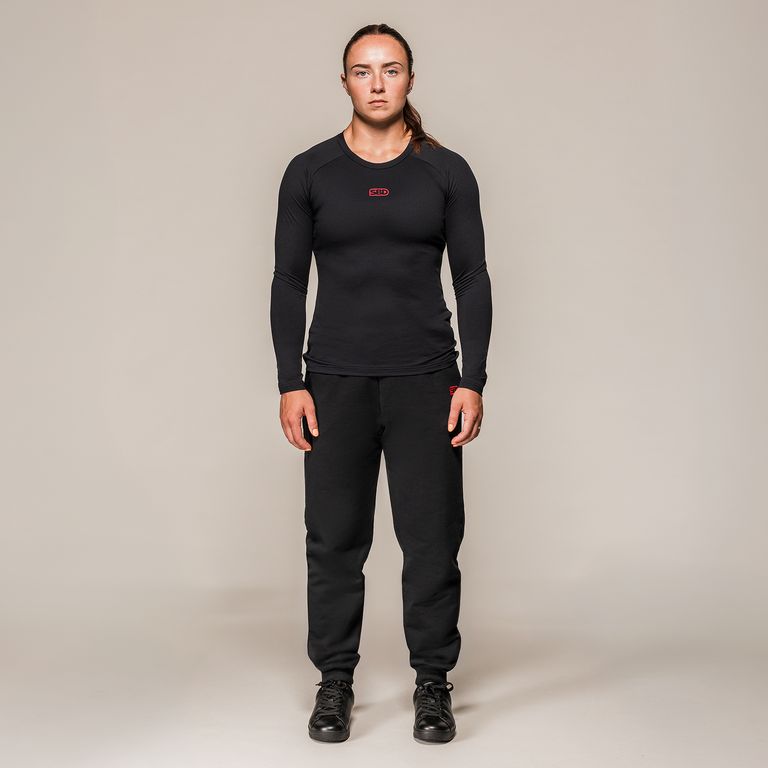 SBD Long Sleeve Training T-Shirt Classic voor dames – shirt gedragen door een vrouw, volledige houding