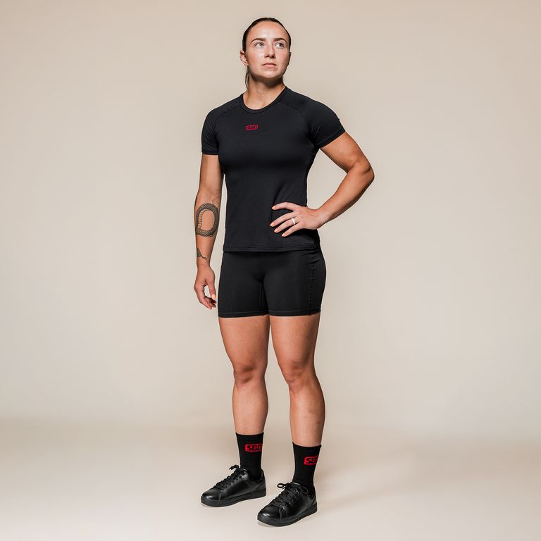 SBD Training T-Shirt Classic voor dames – shirt gedragen door een vrouw, volledige houding