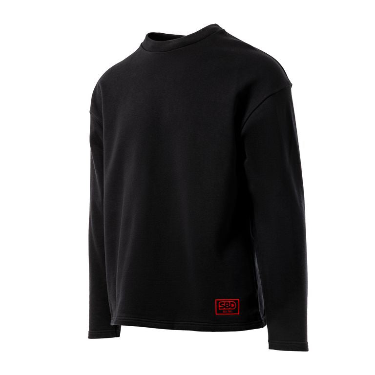 SBD Sweatshirt Classic – zwart sweatshirt met rood label op witte achtergrond