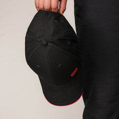 Vrouwelijk model draagt de SBD Baseball Cap Classic in zwart – studiofoto 2