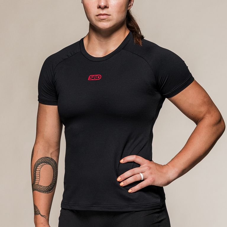 SBD Training T-Shirt Classic voor dames – zwart damesmodel gedragen, voorzijde