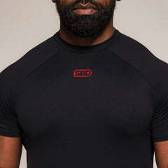 SBD Training T-Shirt Classic voor heren – detail van het rode borstlogo en de halslijn