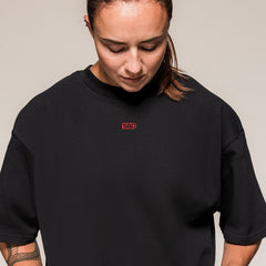 SBD Oversized T-Shirt Classic – detail van halslijn en klein rood borstlogo
