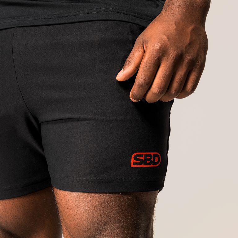 SBD Training Shorts Classic voor heren – detail van de zoom en het rode SBD-logo