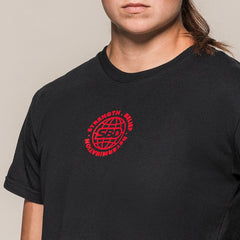 SBD Boxy Fit Crop Top Classic voor dames – detail van de rode ronde borstprint
