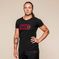 SBD Brand Shirt Classic voor dames, zwart met groot rood SBD-logo