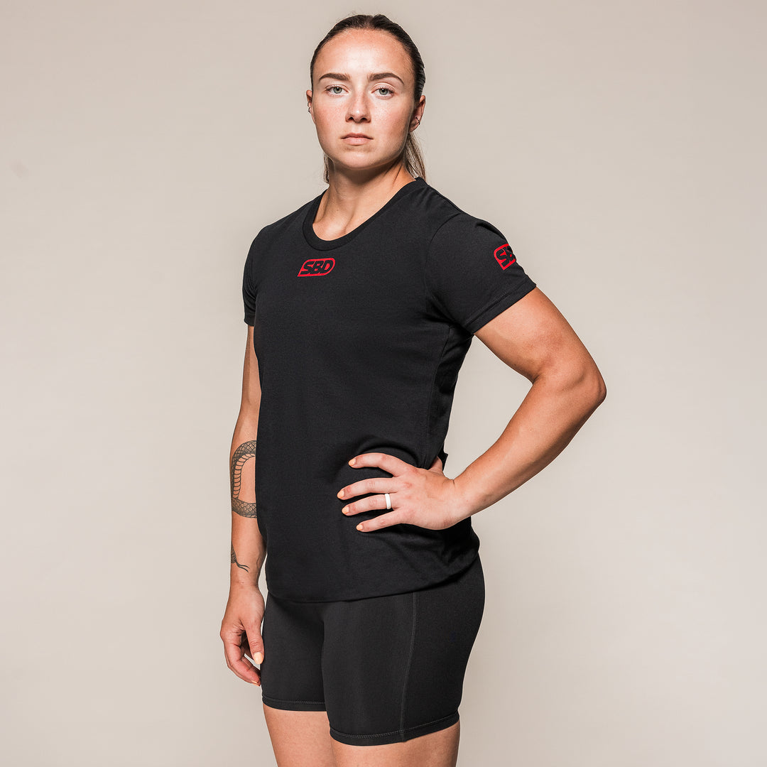 SBD Competition Shirt voor dames, zwart met rood borstlogo en mouwlogo