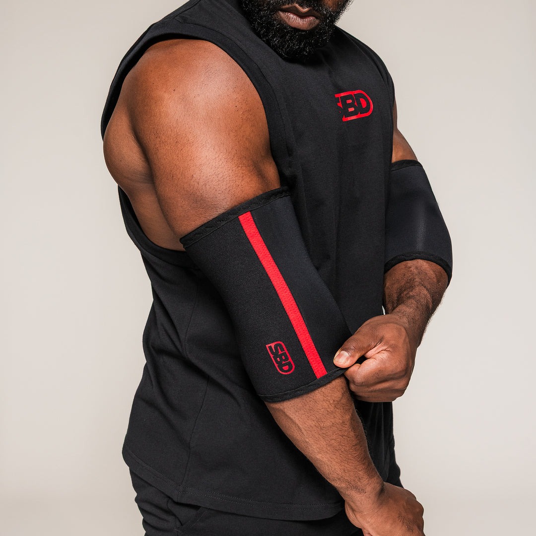 SBD Elbow Sleeves in zwart-rood, gedragen om de ellebogen