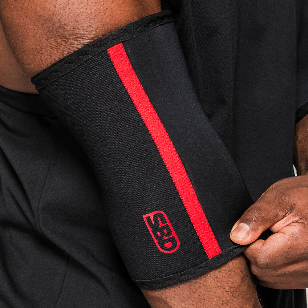 Detail van het rode logo en de bies op de zwarte SBD Elbow Sleeve