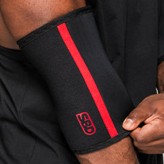 Detail van het rode logo en de bies op de zwarte SBD Elbow Sleeve
