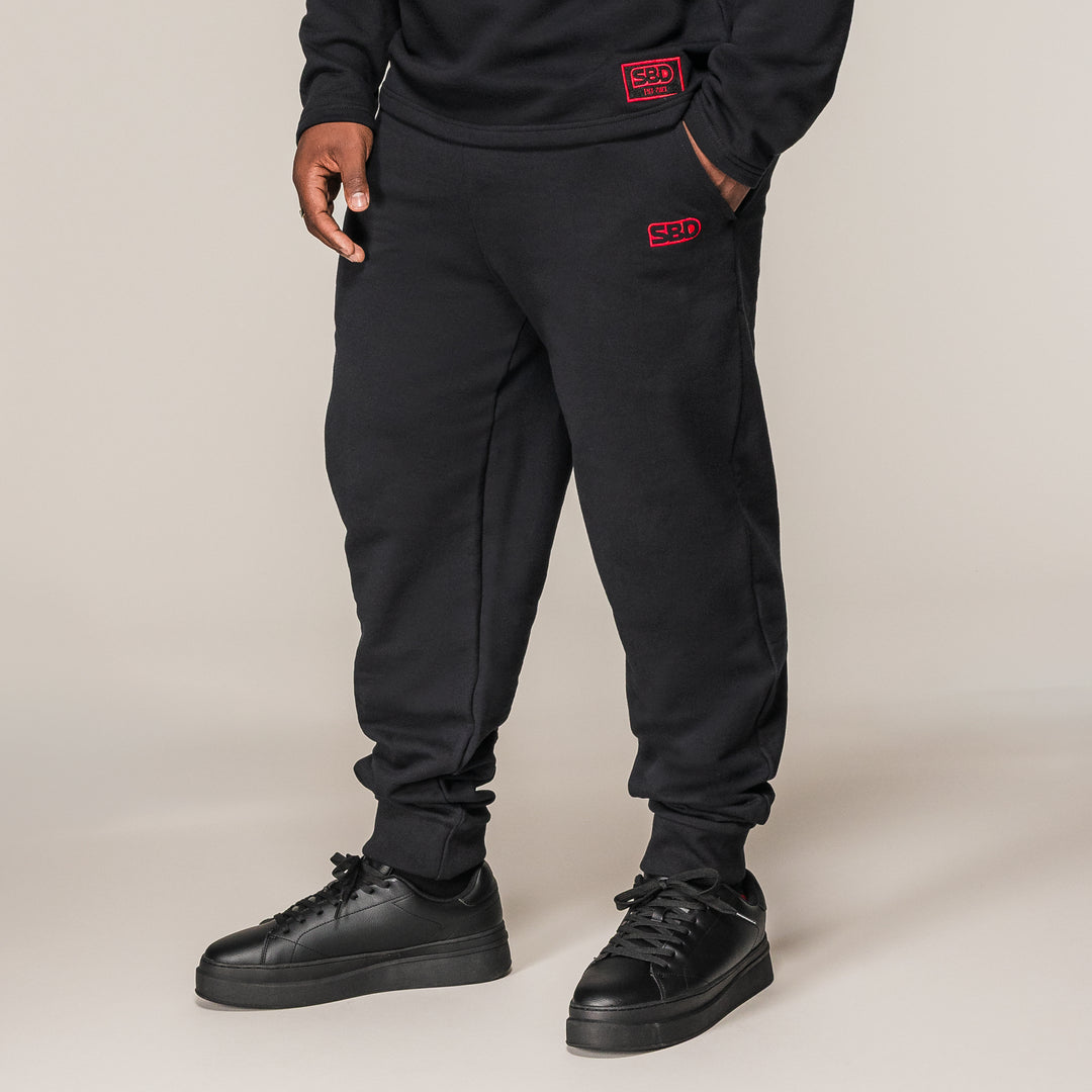 SBD Joggers voor heren in zwart, volledige broek gedragen met rode SBD-details
