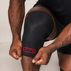 Detail van de pasvorm en het rode logo van de SBD Knee Sleeves 7mm