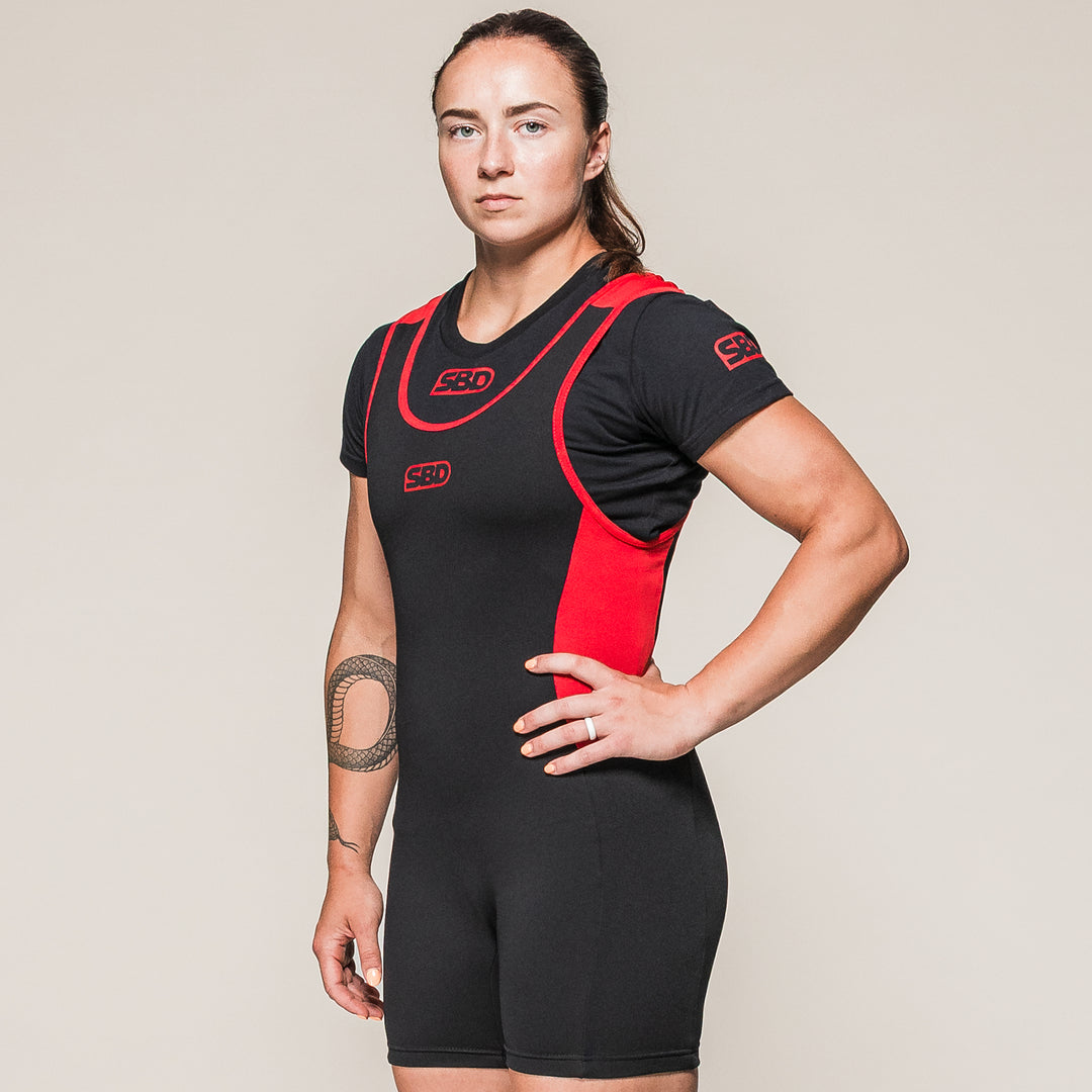 SBD Powerlifting Singlet Classic in zwart-rood, voorzijde gedragen door een vrouw