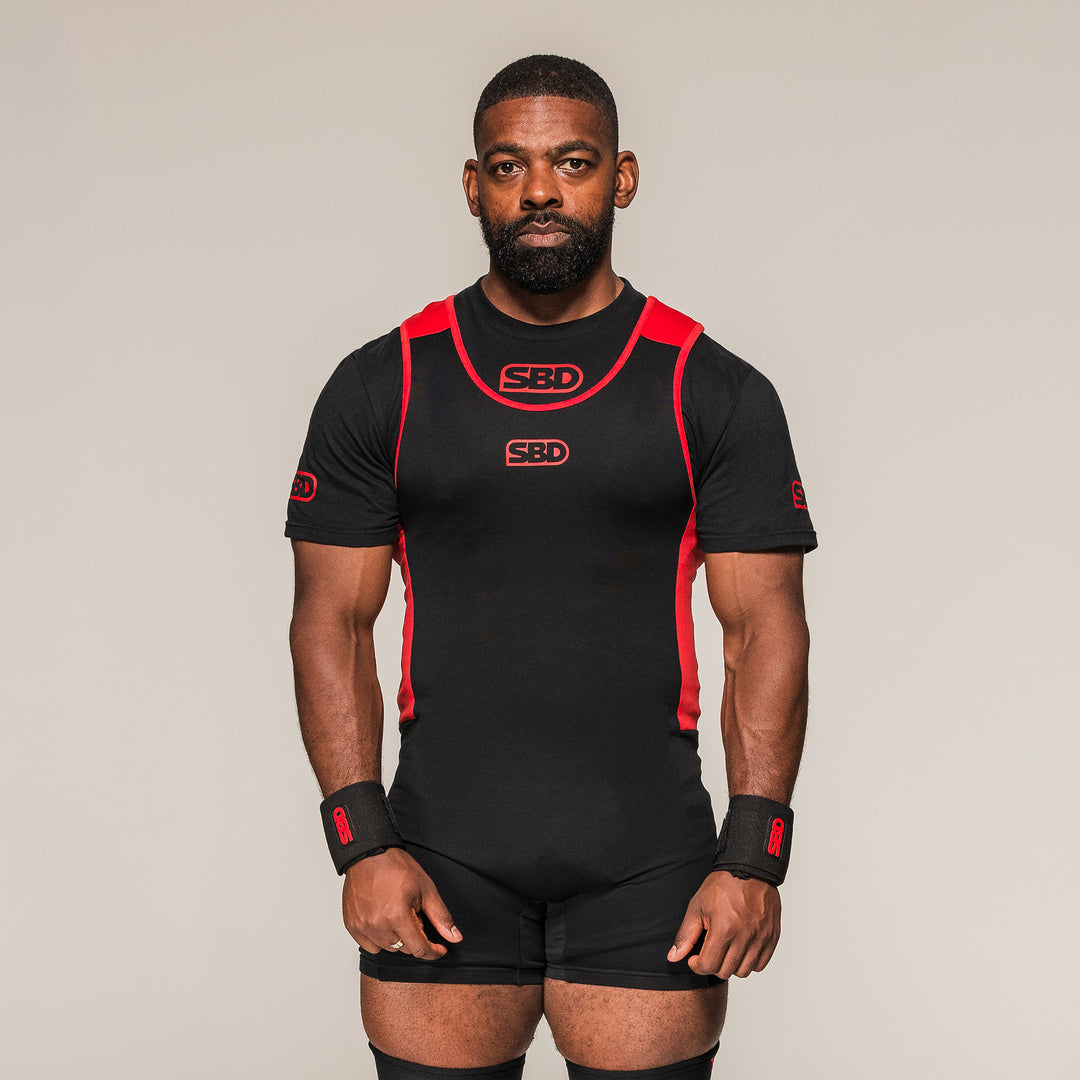 SBD Powerlifting Singlet Classic in zwart-rood, voorzijde gedragen door een man