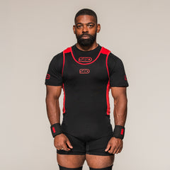 SBD Powerlifting Singlet Classic in zwart-rood, voorzijde gedragen door een man