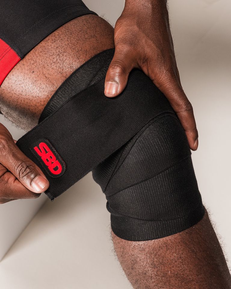 SBD weightlifting knee wraps – officiële studiofoto 1