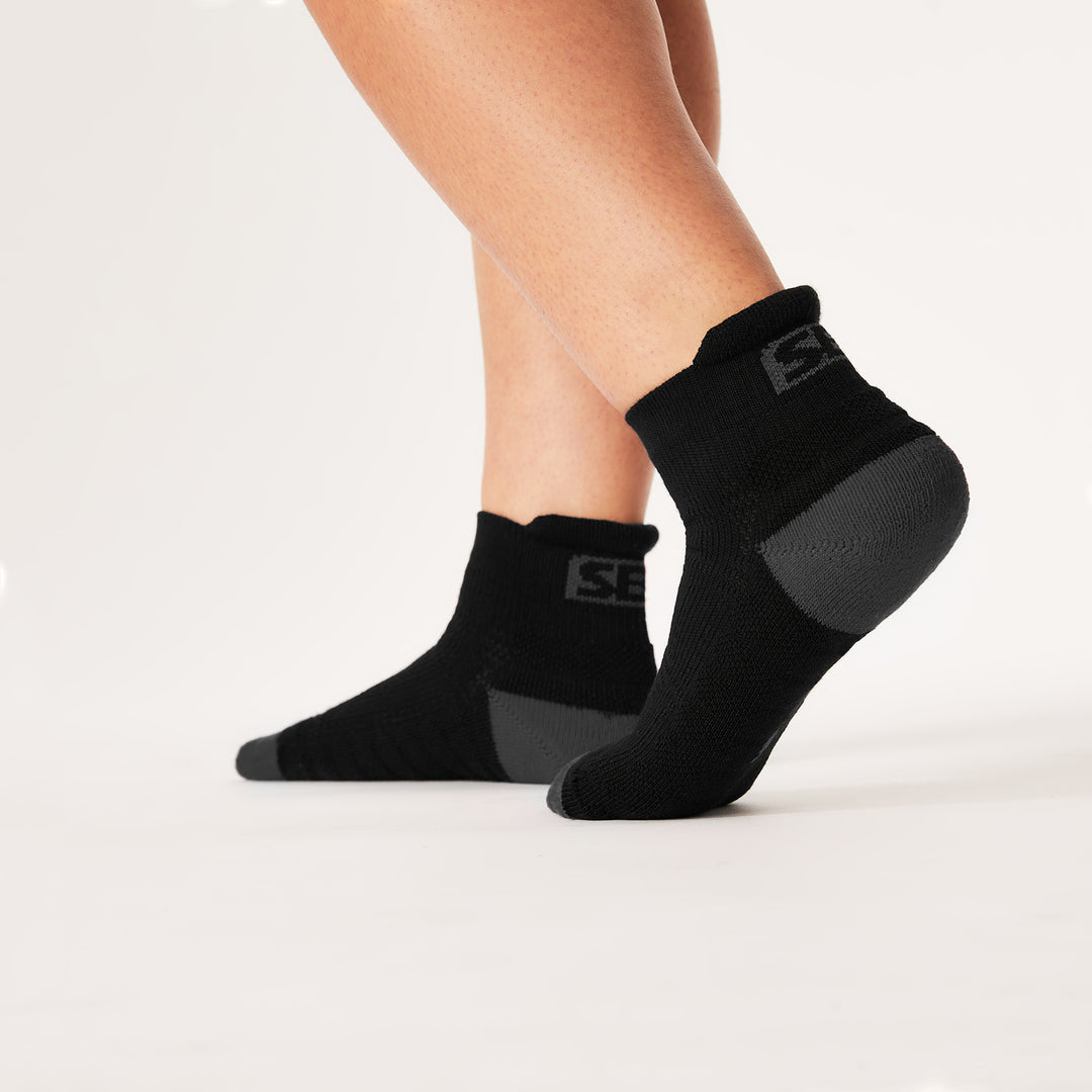SBD Trainer Sokken - Phantom Limited Edition – zwarte lage sokken gedragen, zijaanzicht