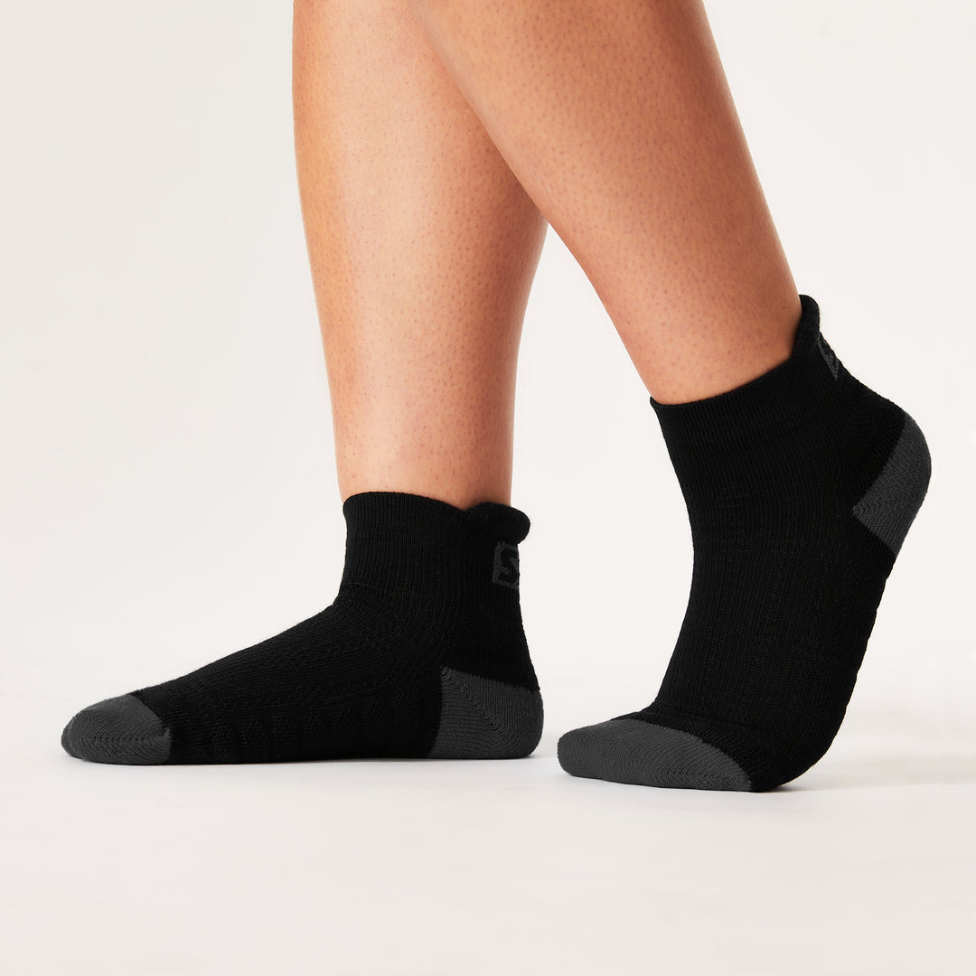 SBD Trainer Sokken - Phantom Limited Edition – zwarte lage sokken gedragen, beide voeten