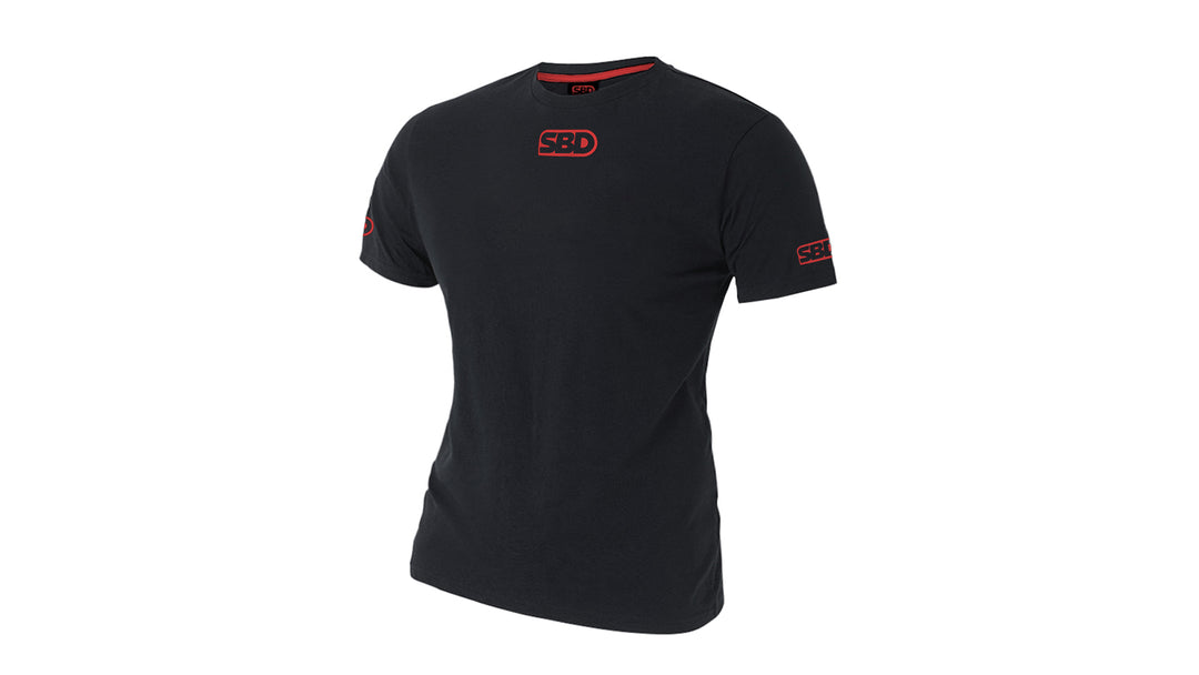 SBD Competition Shirt – zwart shirt met rode borst- en mouwlogo&