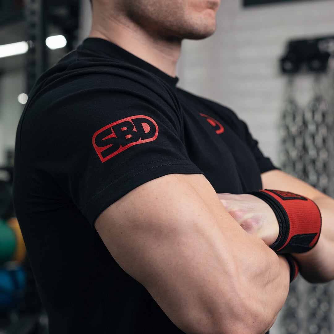 SBD Competition Shirt – detail van het rode logo op de mouw