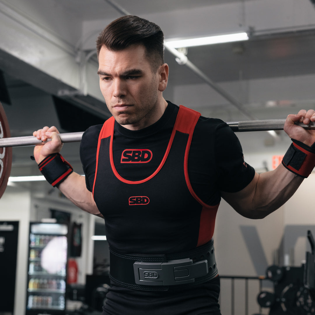 SBD Competition Shirt – zwart herenmodel gedragen onder een singlet tijdens een squat