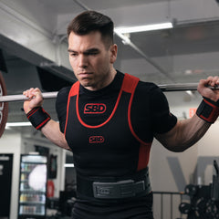 SBD Competition Shirt – zwart herenmodel gedragen onder een singlet tijdens een squat