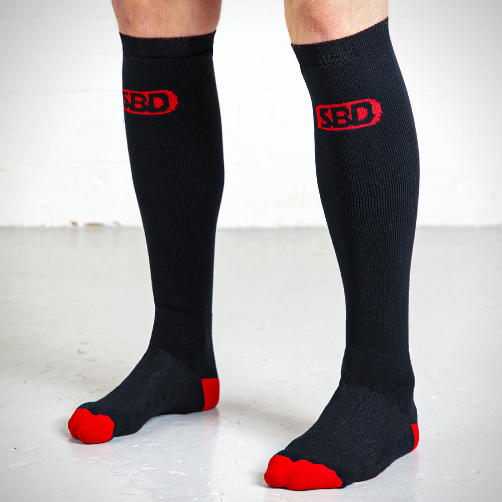 SBD Deadlift Sokken – lange sokken gedragen, met rode tenen en hielen