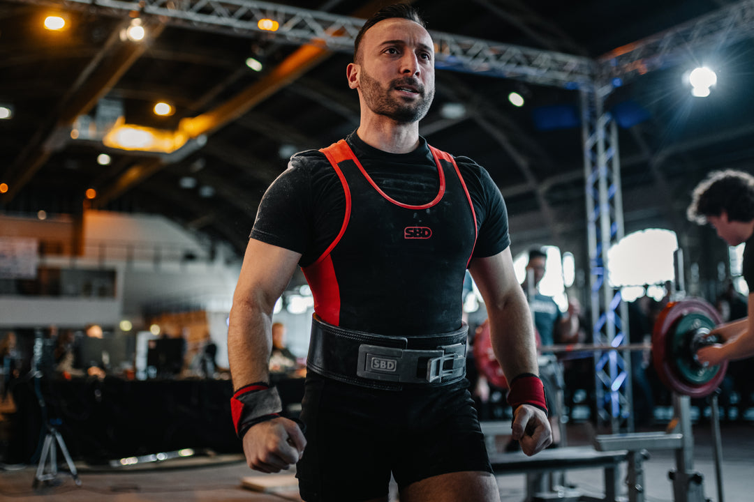 SBD Powerlifting Singlet Classic – herenmodel in zwart-rood gedragen bij een wedstrijd