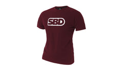 SBD Brand Shirt – Phoenix-uitvoering in bordeaux met wit logo op witte achtergrond