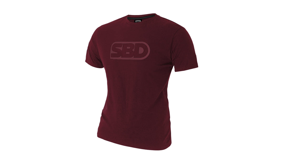 SBD Brand Shirt – Phoenix-uitvoering in bordeaux met bordeauxrood logo op witte achtergrond
