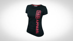 SBD T-Shirt – zwart shirt met verticale rode SBD Apparel-opdruk, getailleerde pasvorm
