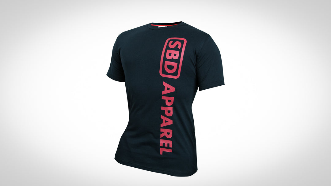 SBD T-Shirt – zwart shirt met verticale rode SBD Apparel-opdruk
