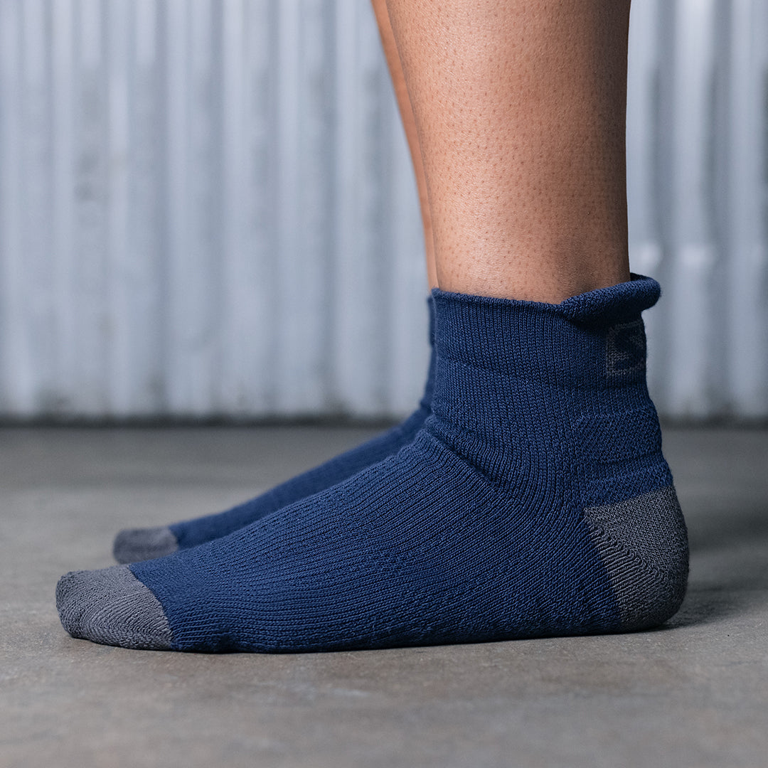 SBD Trainer sokken STORM Limited Edition – navyblauwe lage sokken gedragen, zijaanzicht