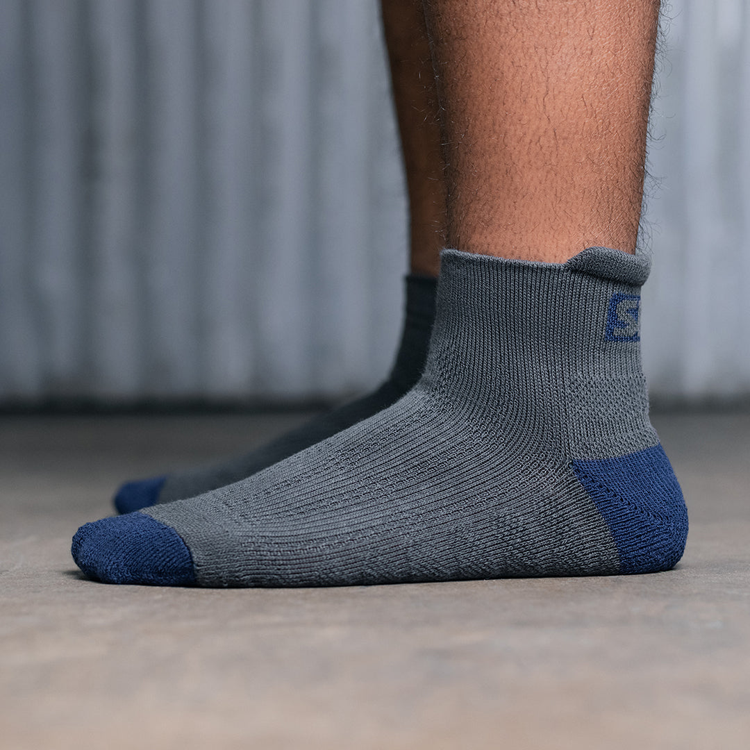 SBD Trainer sokken STORM Limited Edition – grijze lage sokken met blauwe teen en hiel, zijaanzicht