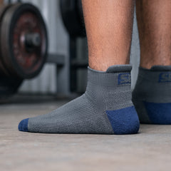SBD Trainer sokken STORM Limited Edition – grijze lage sokken gedragen, detail van het logo